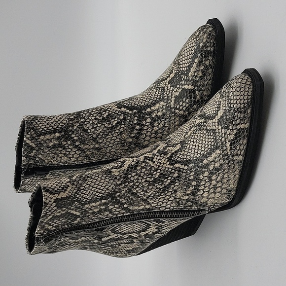 1528- Zodiac Women's Ramona Ankle Boots Size 7 M NWT - Picture 1 of 12